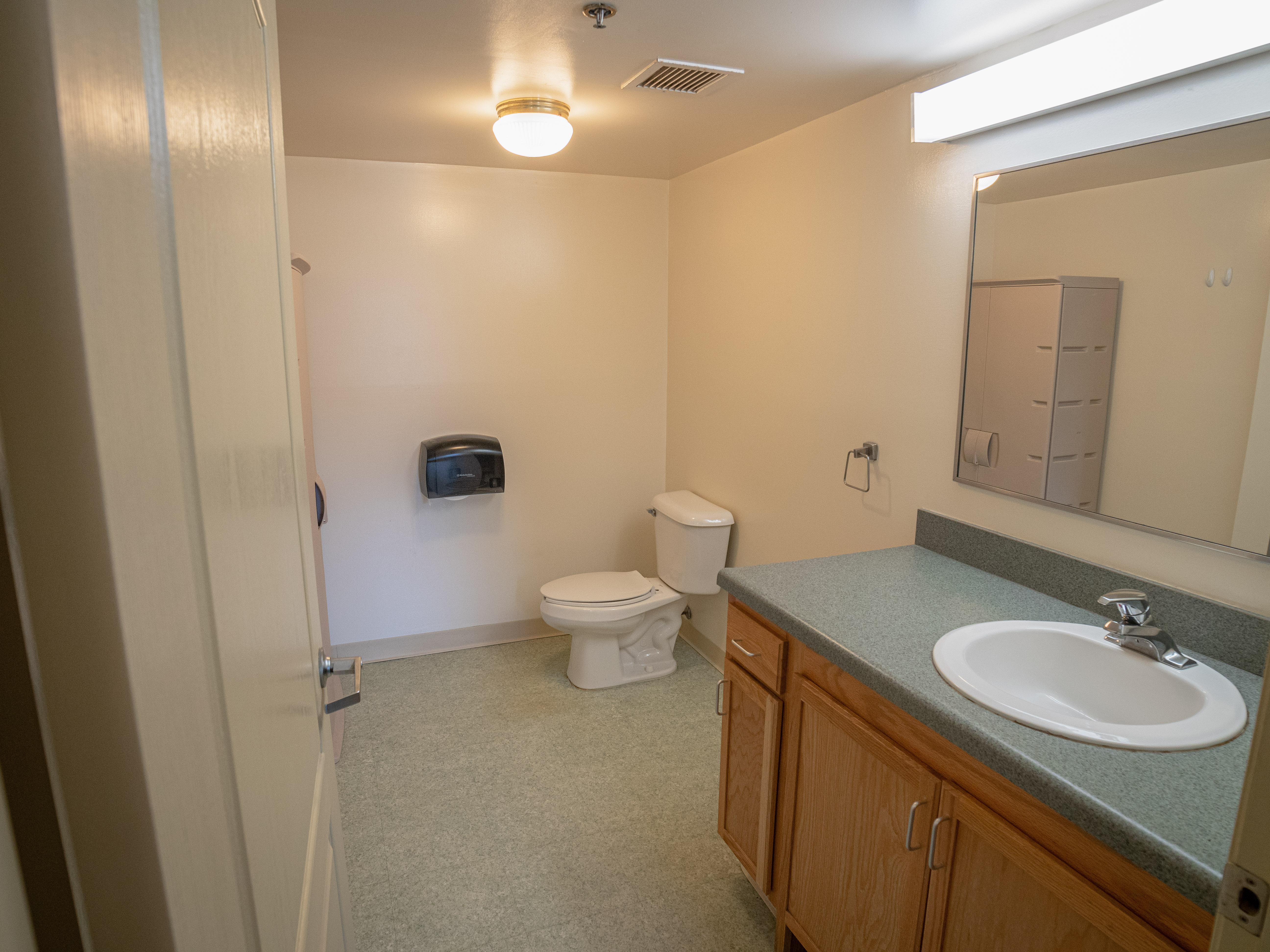 Picture of Campus Apartment bathroom.